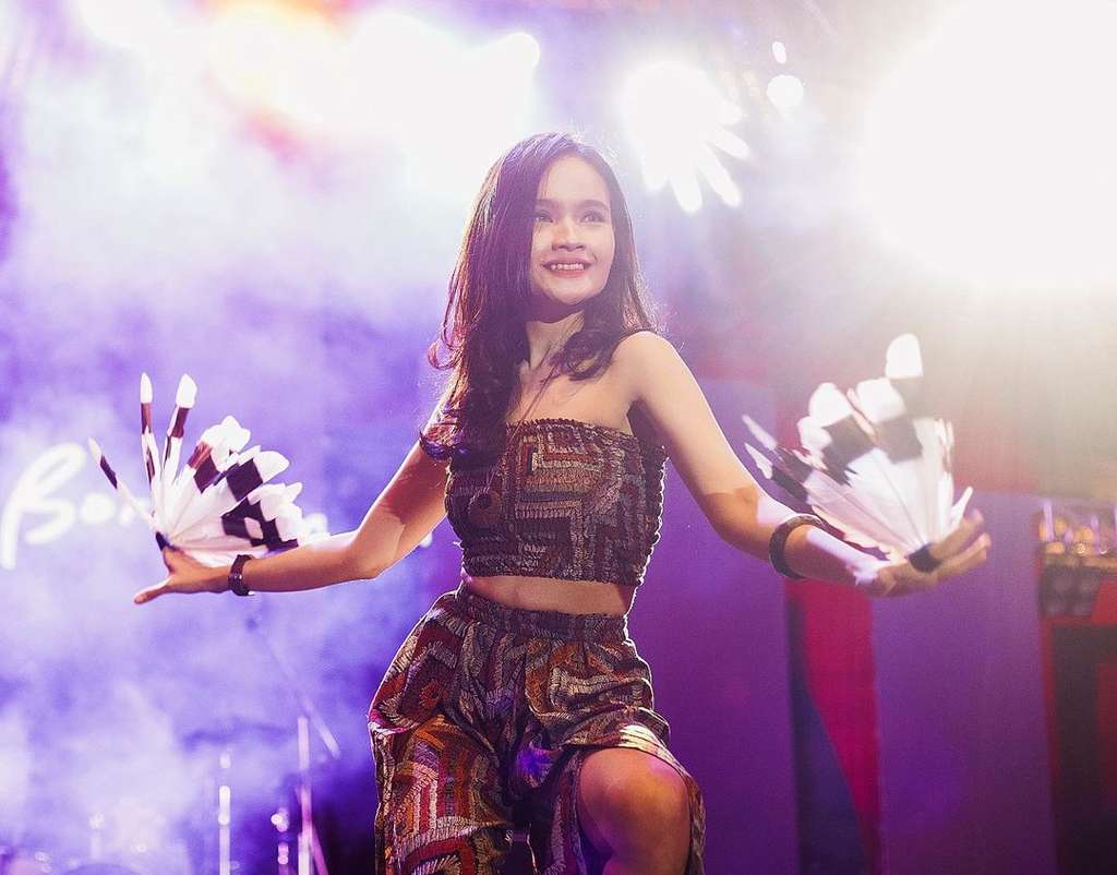 Potret Fanny Soegi Pelantun 'Asmalibrasi' yang Kini Viral, Penampilannya Jadi Sorotan!