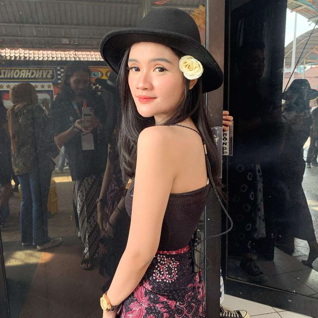 Potret Fanny Soegi Pelantun 'Asmalibrasi' yang Kini Viral, Penampilannya Jadi Sorotan!