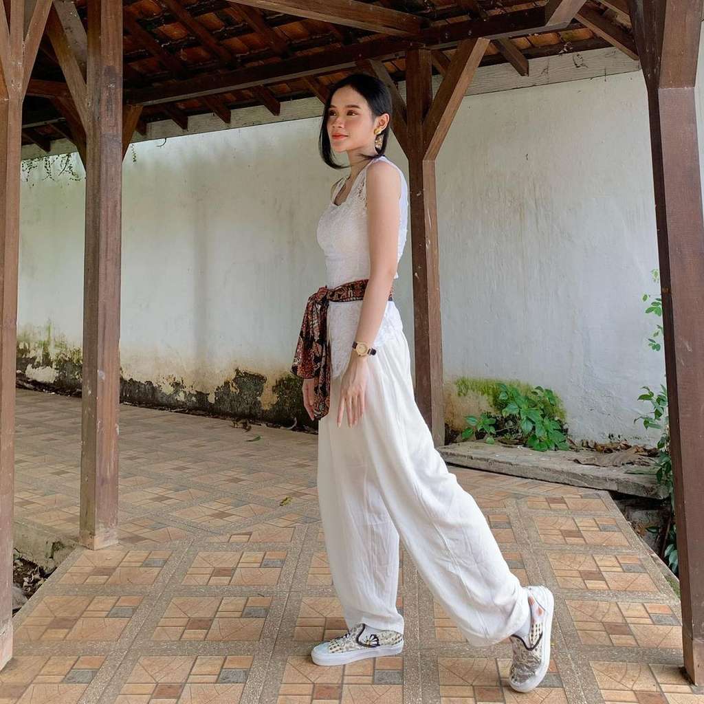 Potret Fanny Soegi Pelantun 'Asmalibrasi' yang Kini Viral, Penampilannya Jadi Sorotan!