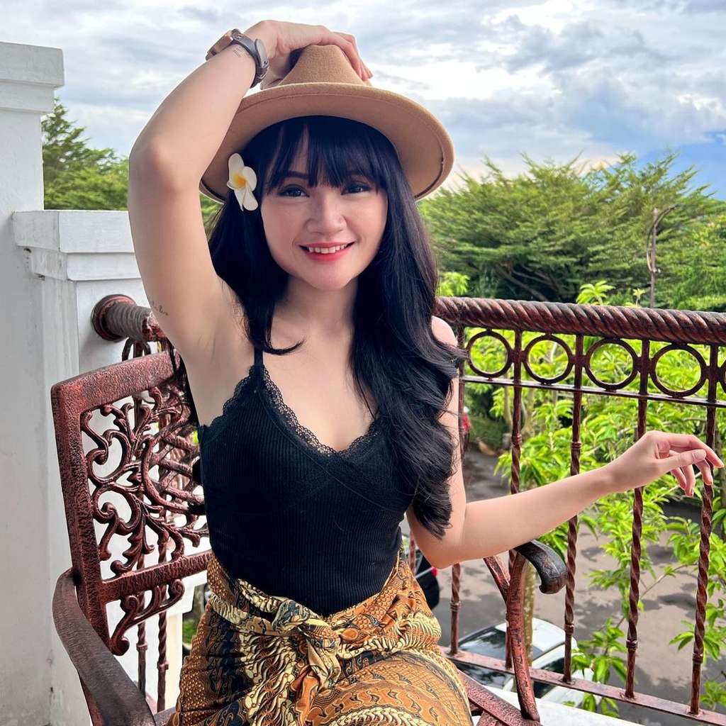 Potret Fanny Soegi Pelantun 'Asmalibrasi' yang Kini Viral, Penampilannya Jadi Sorotan!