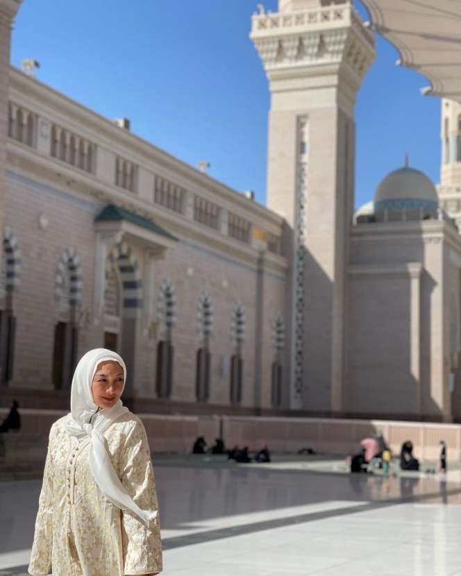 Momen Tata Cahyani Eks Istri Tommy Soeharto Saat Ibadah ke Tanah Suci, Ditegur Netizen karena Meletakan Al-Quran di Lantai