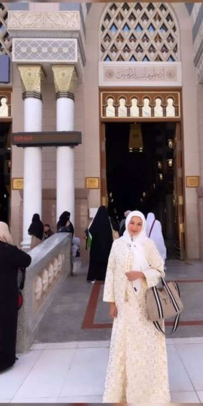 Momen Tata Cahyani Eks Istri Tommy Soeharto Saat Ibadah ke Tanah Suci, Ditegur Netizen karena Meletakan Al-Quran di Lantai