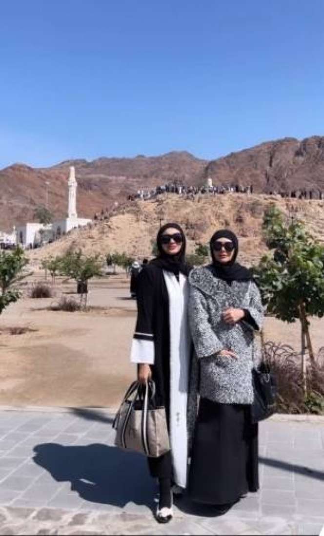 Momen Tata Cahyani Eks Istri Tommy Soeharto Saat Ibadah ke Tanah Suci, Ditegur Netizen karena Meletakan Al-Quran di Lantai