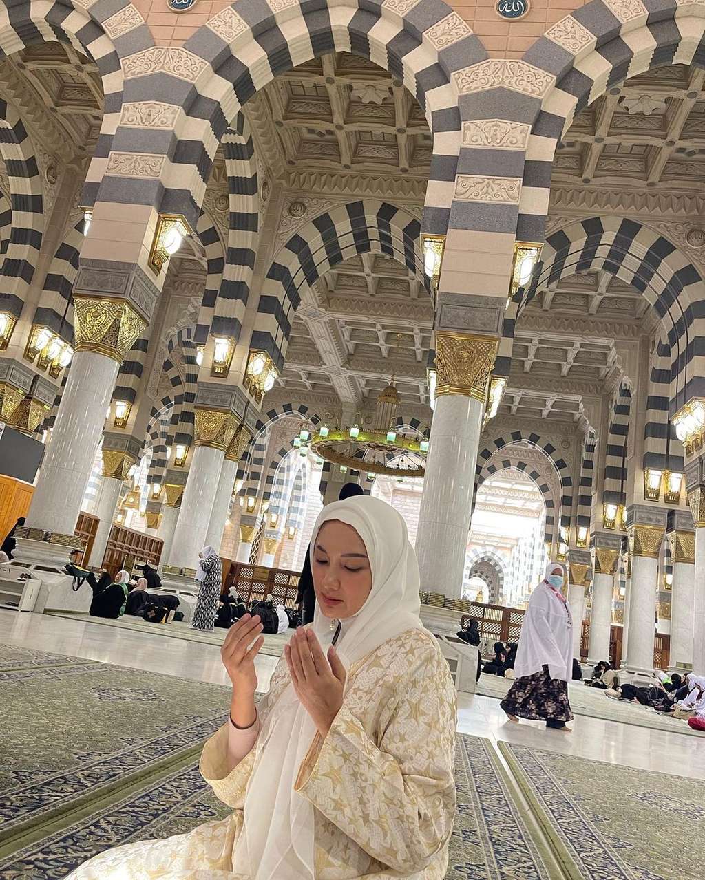 Momen Tata Cahyani Eks Istri Tommy Soeharto Saat Ibadah ke Tanah Suci, Ditegur Netizen karena Meletakan Al-Quran di Lantai