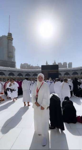 Momen Tata Cahyani Eks Istri Tommy Soeharto Saat Ibadah ke Tanah Suci, Ditegur Netizen karena Meletakan Al-Quran di Lantai