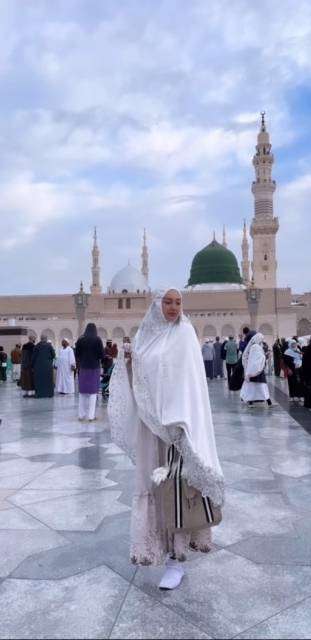 Momen Tata Cahyani Eks Istri Tommy Soeharto Saat Ibadah ke Tanah Suci, Ditegur Netizen karena Meletakan Al-Quran di Lantai