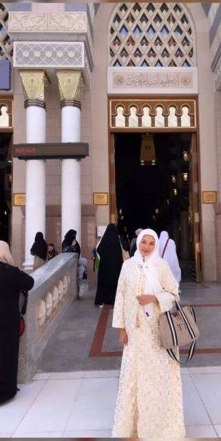 Momen Tata Cahyani Eks Istri Tommy Soeharto Saat Ibadah ke Tanah Suci, Ditegur Netizen karena Meletakan Al-Quran di Lantai