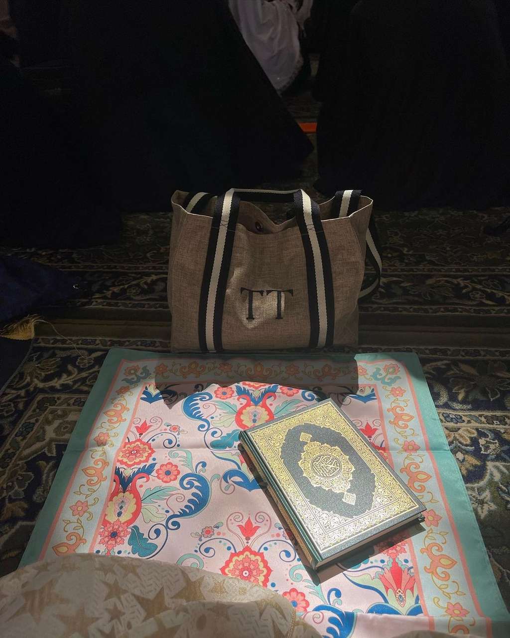 Momen Tata Cahyani Eks Istri Tommy Soeharto Saat Ibadah ke Tanah Suci, Ditegur Netizen karena Meletakan Al-Quran di Lantai
