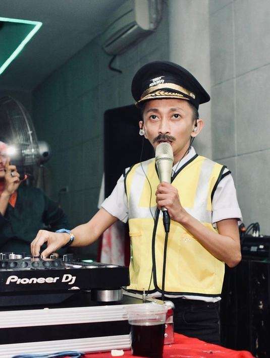 Ingat Omo Kucrut, Pemeran Si Ceking di Sinetron Ronaldowati? Kini Jadi DJ Terkenal, Penampilannya Saat Manggung Bikin Pangling