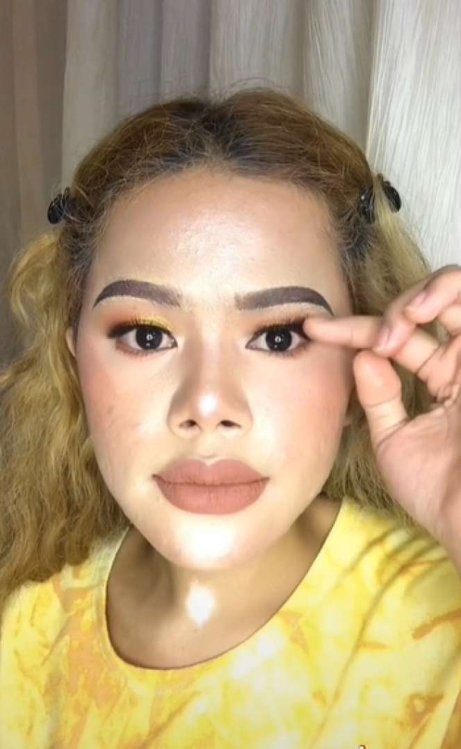 Wanita Berambut Keriting dengan Bekas Jerawat Ini Makeup Mirip Nikita Mirzani, Hasilnya Bikin Syok, Bak Kembar Identik!
