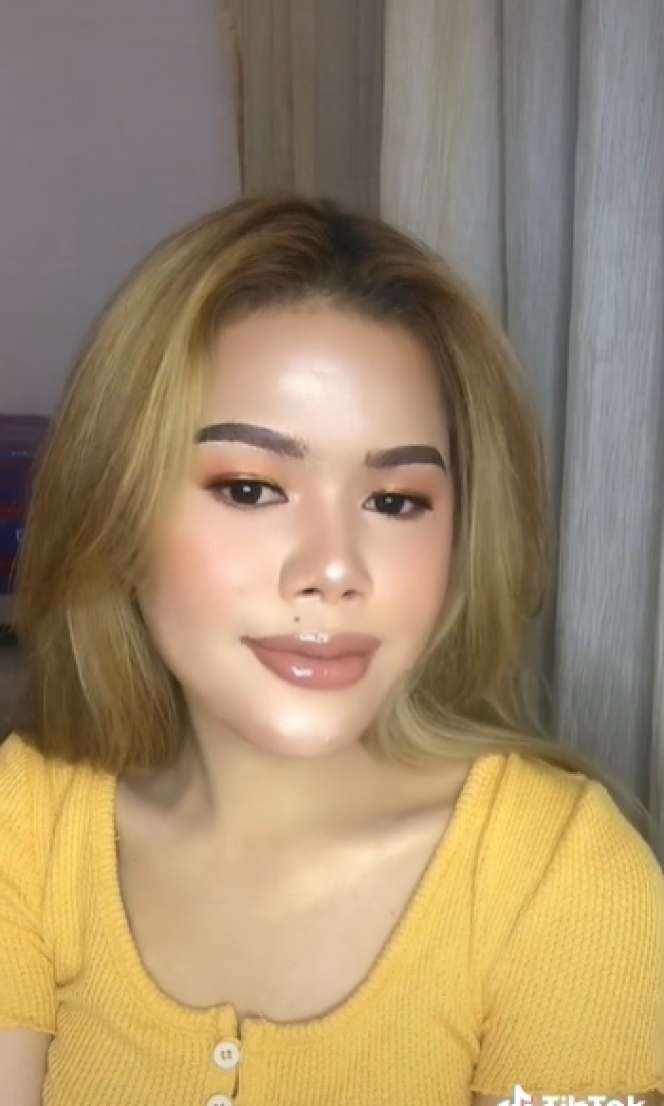 Wanita Berambut Keriting dengan Bekas Jerawat Ini Makeup Mirip Nikita Mirzani, Hasilnya Bikin Syok, Bak Kembar Identik!