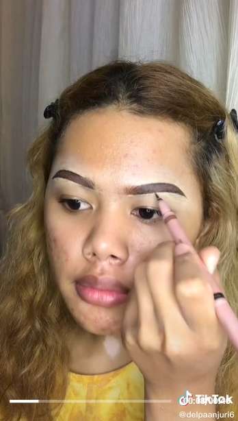 Wanita Berambut Keriting dengan Bekas Jerawat Ini Makeup Mirip Nikita Mirzani, Hasilnya Bikin Syok, Bak Kembar Identik!