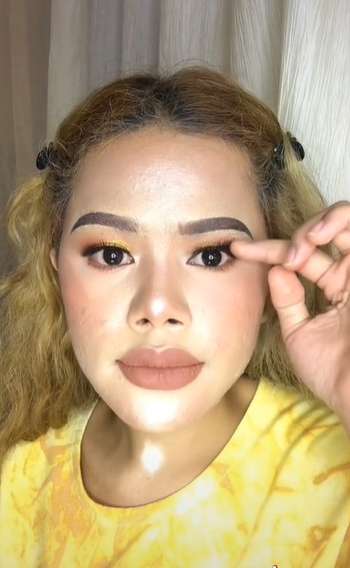 Wanita Berambut Keriting dengan Bekas Jerawat Ini Makeup Mirip Nikita Mirzani, Hasilnya Bikin Syok, Bak Kembar Identik!