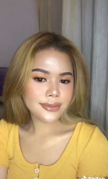 Wanita Berambut Keriting dengan Bekas Jerawat Ini Makeup Mirip Nikita Mirzani, Hasilnya Bikin Syok, Bak Kembar Identik!