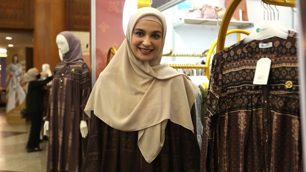 Koleksi Busana Muslim IFW, Jadi Inspirasi Shireen Sungkar Saat Lebaran