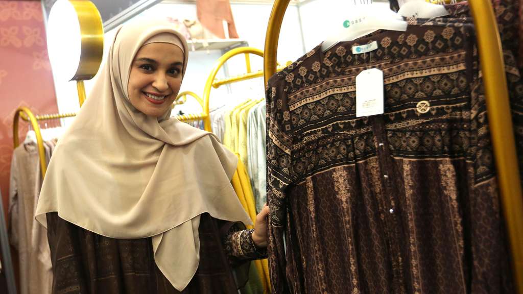Koleksi Busana Muslim IFW, Jadi Inspirasi Shireen Sungkar Saat Lebaran
