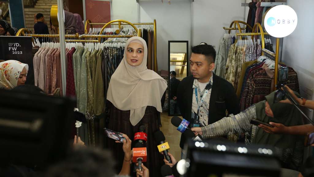 Koleksi Busana Muslim IFW, Jadi Inspirasi Shireen Sungkar Saat Lebaran