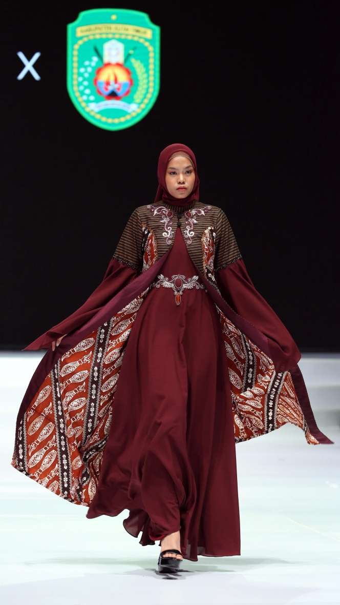 FOTO: 'Rakata Andala' Koleksi Terbaru Lia Alif di IFW 2023 