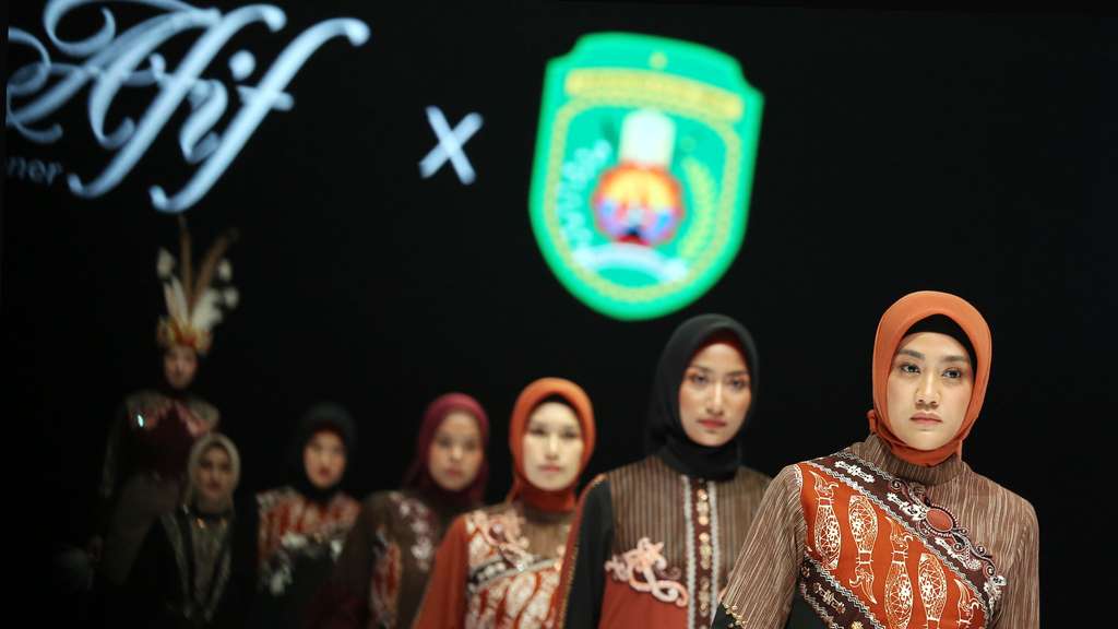 FOTO: 'Rakata Andala' Koleksi Terbaru Lia Alif di IFW 2023 