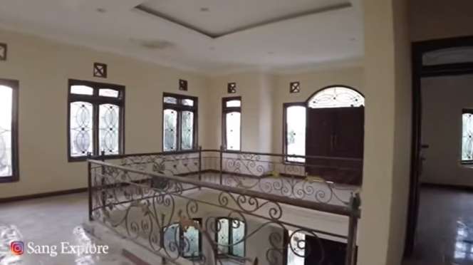 Potret Rumah Mewah Bak Istana yang Kini Terbengkalai, Isi Dalamnya Bikin Merinding, Ada Kisah Mistis yang Beredar!