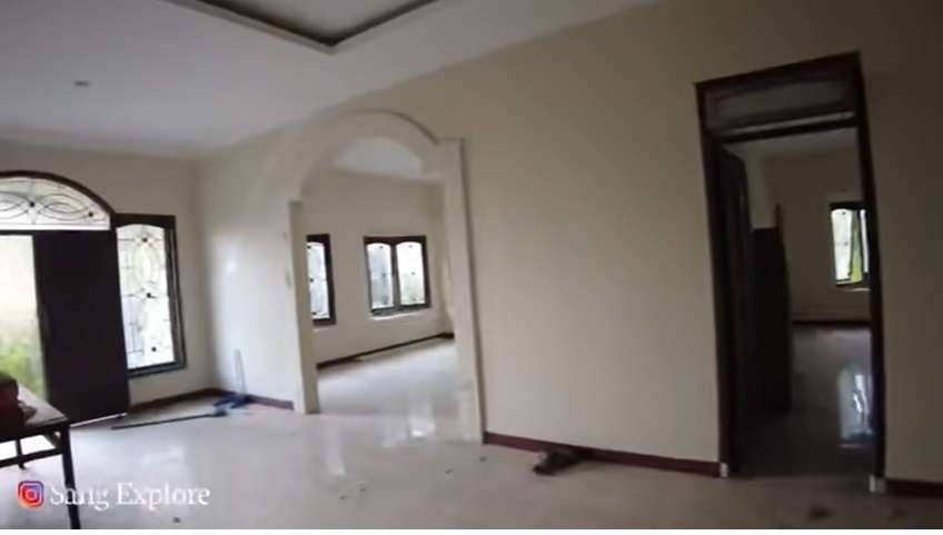 Potret Rumah Mewah Bak Istana yang Kini Terbengkalai, Isi Dalamnya Bikin Merinding, Ada Kisah Mistis yang Beredar!