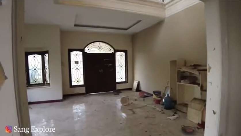 Potret Rumah Mewah Bak Istana yang Kini Terbengkalai, Isi Dalamnya Bikin Merinding, Ada Kisah Mistis yang Beredar!