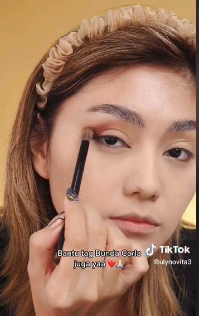 Wanita Ini Pamer Makeup Mirip Bunda Corla, Hasilnya Bikin Takjub, Bak Pinang Dibelah Dua!