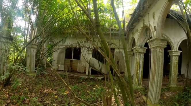 Potret Rumah Mewah Terbengkalai 30 Tahun Milik Artis Senior, Kini Bak Hutan Belantara, Ada Makam Korban Banjir!