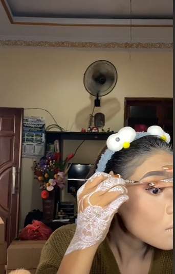 MUA Ini Pilih Makeup Sendiri di Hari Pernikahan, Hasilnya Diluar Dugaan, Begini Potretnya!