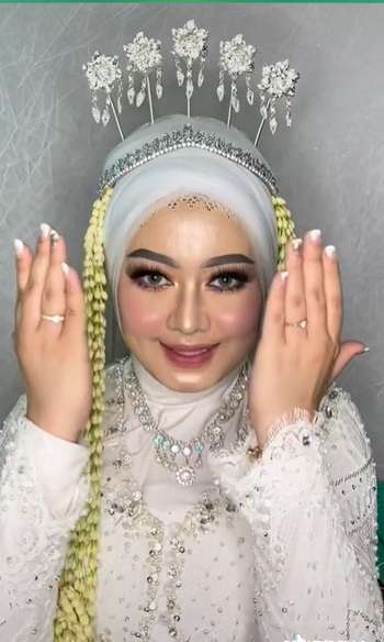 Potret Pengantin Dirias Sambil Tertidur Pulas, Tak Disangka Hasilnya Malah Begini…