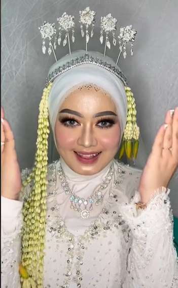 Potret Pengantin Dirias Sambil Tertidur Pulas, Tak Disangka Hasilnya Malah Begini…