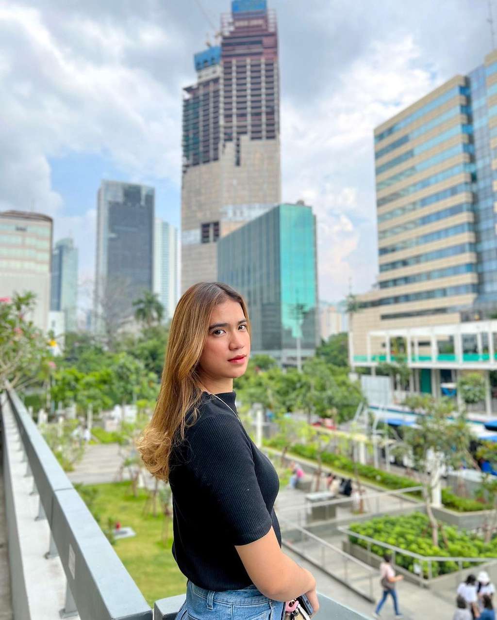 Adu Potret Gaya Yolla Yuliana VS Shella Bernadetha, Pemain Voli Andalan Timnas, Paras Cantiknya Bikin Klepek-klepek!