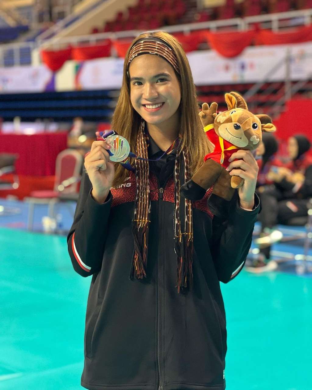 Adu Potret Gaya Yolla Yuliana VS Shella Bernadetha, Pemain Voli Andalan Timnas, Paras Cantiknya Bikin Klepek-klepek!