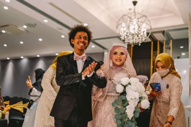 Potret Sosok Asli Komang di Balik Lagu Ciptaan Raim Laode