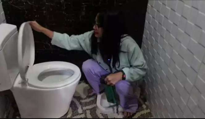 Lihat Lagi Potret Penampakan Toilet 'Aneh' Rumah Ayu Ting Ting, Kemauan dari Ayah Ojak