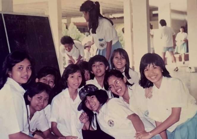11 Foto Lawas Artis Senior Saat SMA, Rieta Amalia Plek Ketiplek Nagita Slavina, Cantik & Bening Banget!