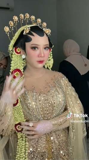 Viral Pengantin Makeupnya Mirip Karakter Anime, Para Tamu Undangan Auto Nggak Kedip!