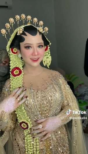 Viral Pengantin Makeupnya Mirip Karakter Anime, Para Tamu Undangan Auto Nggak Kedip!