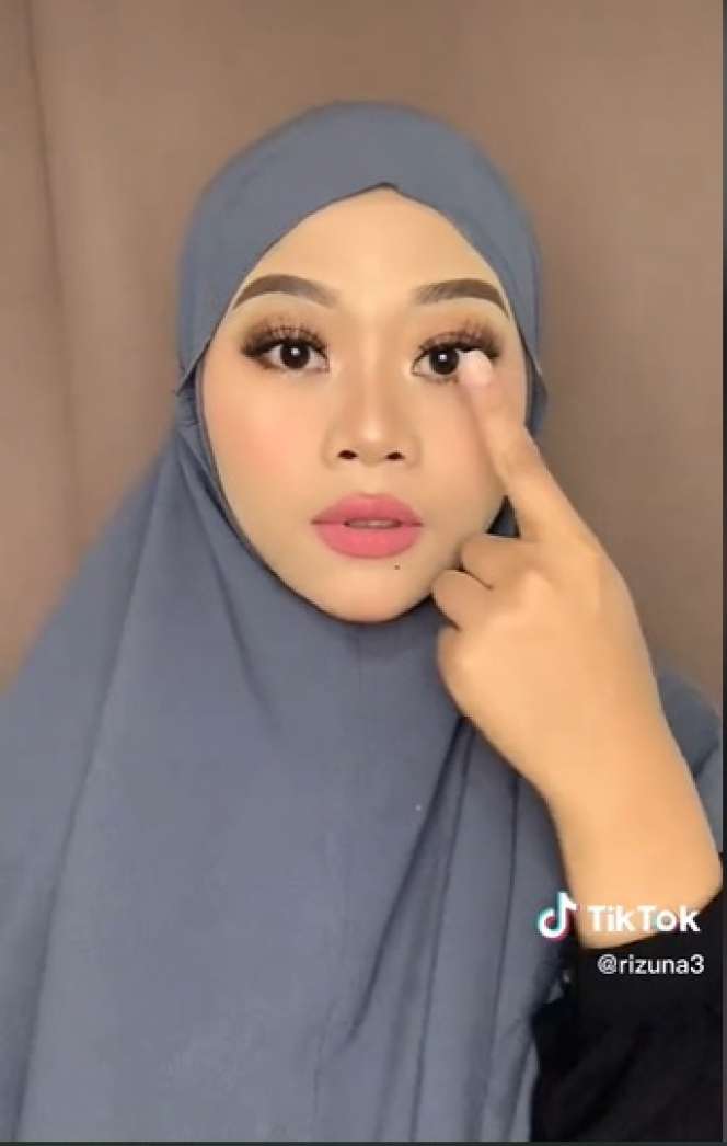 Viral Wanita Ini Bikin Riasan Mirip Aurel Hermansyah, Tak Disangka Hasilnya Malah Bikin Pangling!