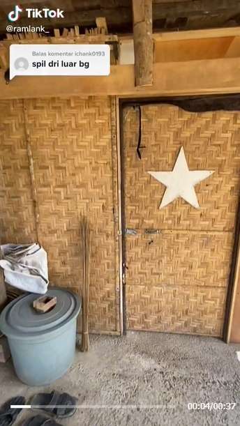 10 Potret Rumah Anti Sombong, Luarnya Gubuk Jelek dari Bambu, Dalamnya Bak Apartemen Mewah, Keren Abis!