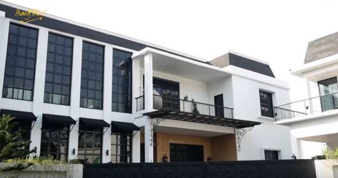 Jarang Tersorot, Potret Rumah Megah nan Mewah Ian Kasela, Bergaya Barat Dalamnya Bikin Melongo!