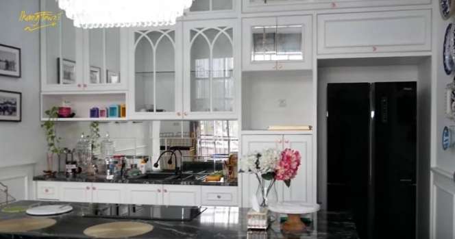 Jarang Tersorot, Potret Rumah Megah nan Mewah Ian Kasela, Bergaya Barat Dalamnya Bikin Melongo!