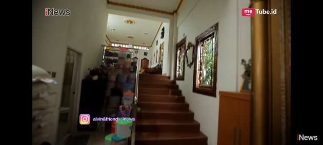 Potret Rumah Mewah Mamah Dedeh, Serba Berlapis 'Emas'!