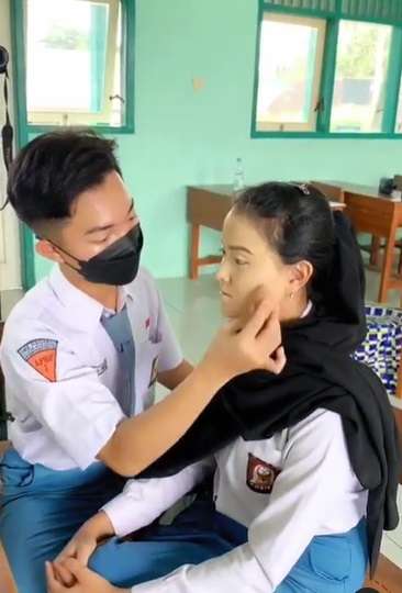 Potret MUA Berseragam SMA Rias Wajah Teman di Sekolah, Hasilnya Bikin Pangling, Auto Banyak Klien!