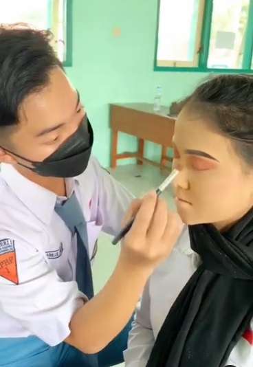 Potret MUA Berseragam SMA Rias Wajah Teman di Sekolah, Hasilnya Bikin Pangling, Auto Banyak Klien!