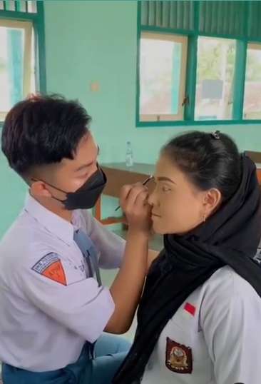 Potret MUA Berseragam SMA Rias Wajah Teman di Sekolah, Hasilnya Bikin Pangling, Auto Banyak Klien!