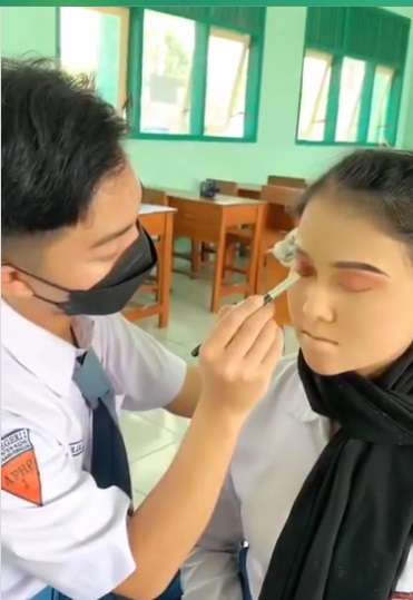 Potret MUA Berseragam SMA Rias Wajah Teman di Sekolah, Hasilnya Bikin Pangling, Auto Banyak Klien!