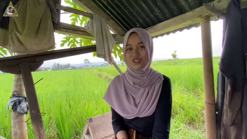 Potret Gadis Cantik yang Hidup di Desa, Rela Jadi Petani Cabai Demi Hidupi Adik, Kisahnya Bikin Haru!