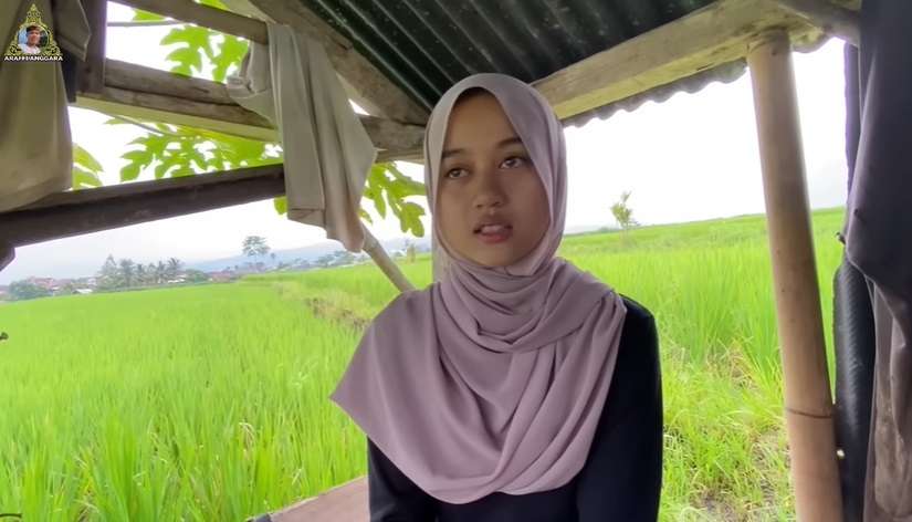 Potret Gadis Cantik yang Hidup di Desa, Rela Jadi Petani Cabai Demi Hidupi Adik, Kisahnya Bikin Haru!