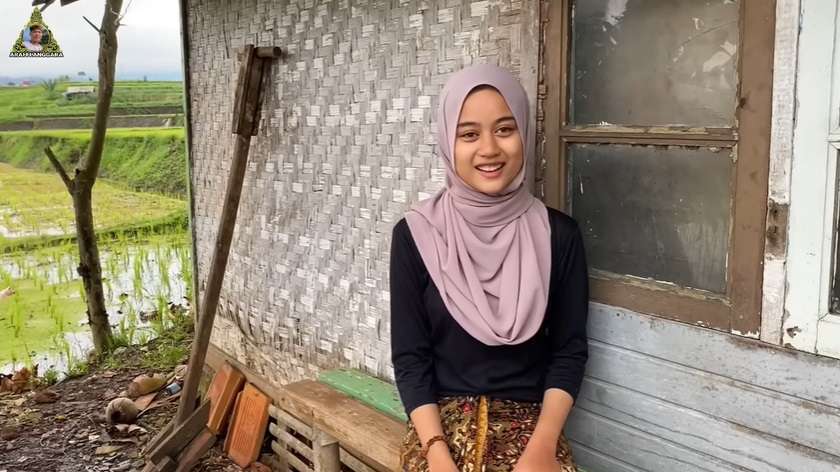 Potret Gadis Cantik yang Hidup di Desa, Rela Jadi Petani Cabai Demi Hidupi Adik, Kisahnya Bikin Haru!